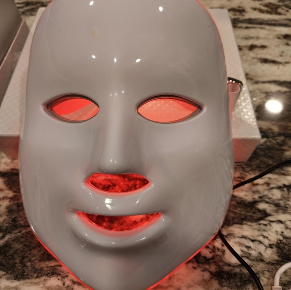 Light changing beauty mask - Picture 3 of 9